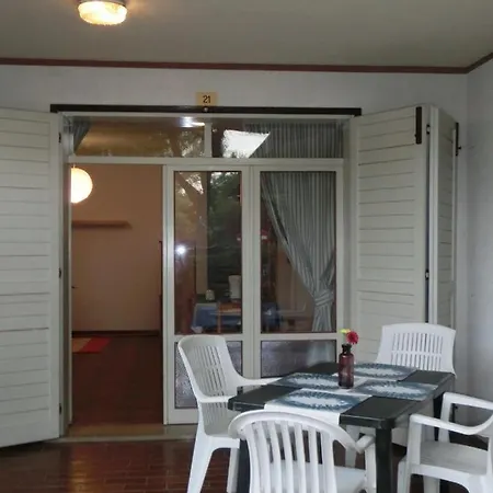 Apartment Spacious Flat With Fenced Garden And Fireplace *