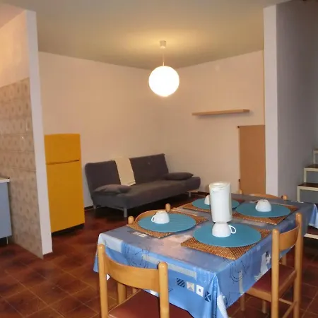 Spacious Flat With Fenced Garden And Fireplace Apartment *