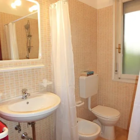 Spacious Flat With Fenced Garden And Fireplace *