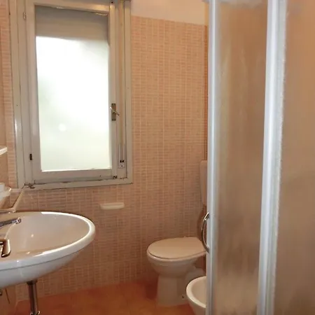 Apartment Spacious Flat With Fenced Garden And Fireplace *