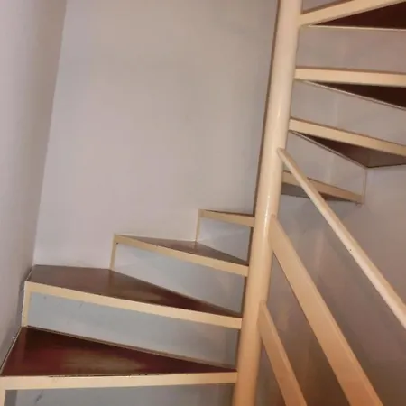 Spacious Flat With Fenced Garden And Fireplace 比比翁